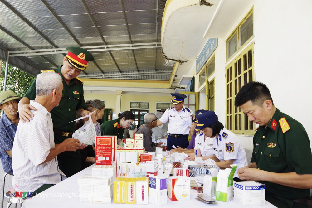 Cấp phát thuốc miễn phí cho bà con nhân dân.