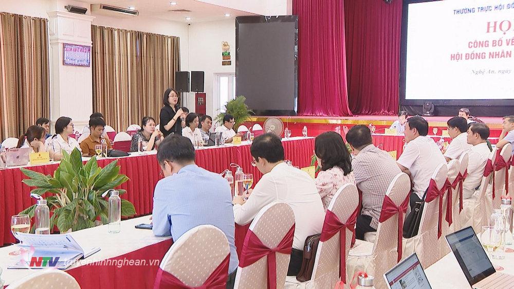 Phó Giám đốc Đài Phát thanh và Truyền hình tỉnh Trần Thanh Huyền tham gia ý kiến tại cuộc họp báo. 