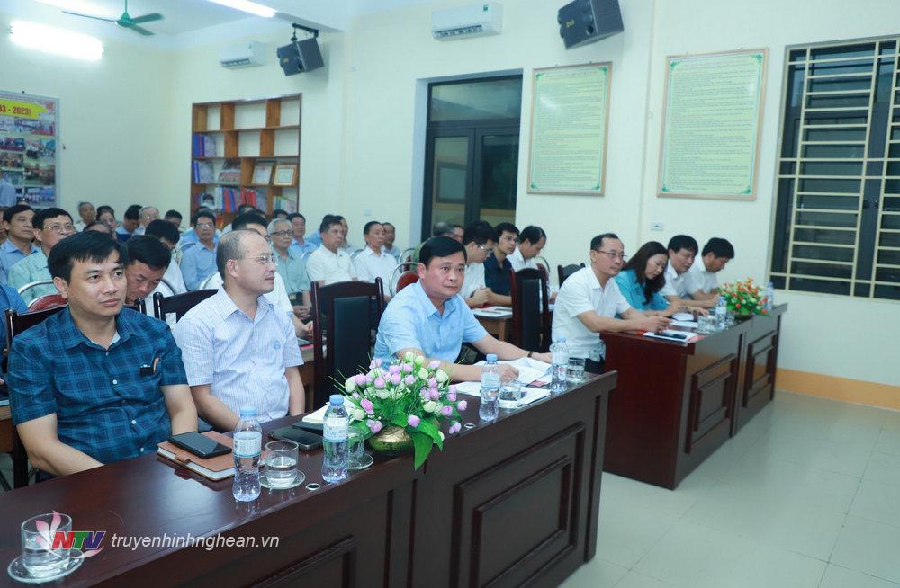 Bí thư Tỉnh ủy Thái Thanh Quý và các đồng chí lãnh đạo Thành ủy Vinh cùng dự sinh hoạt với Chi bộ Tân Tiến, phường Hưng Dũng. 