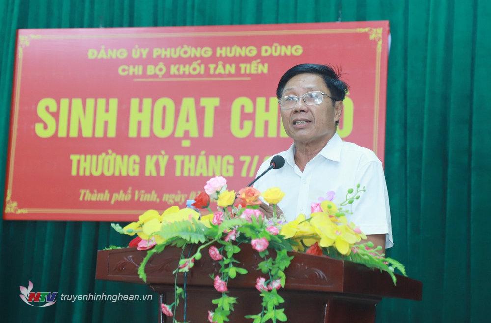 Đồng chí Hà Văn Mậu - Bí thư Chi bộ Tân Tiến, phường Hưng Dũng thông qua dự thảo nghị quyết lãnh đạo thực hiện nhiệm vụ chính trị tháng 6, triển khai nhiệm vụ tháng 7 của chi bộ. 
