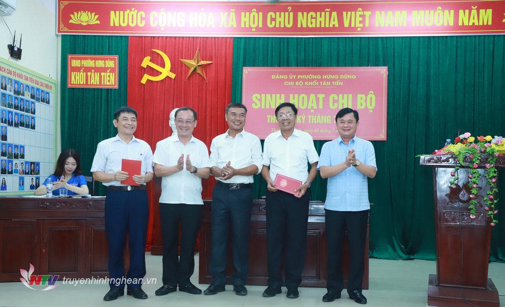 Bí thư Tỉnh ủy Thái Thanh Quý tặng quà Chi bộ Tân Tiến, phường Hưng Dũng, thành phố Vinh.