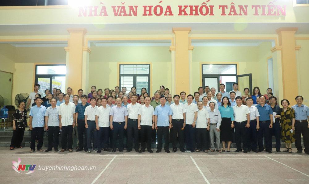 Bí thư Tỉnh ủy Thái Thanh Quý chụp ảnh lưu niệm với tập thể Chi bộ Tân Tiến, phường Hưng Dũng, thành phố Vinh. 