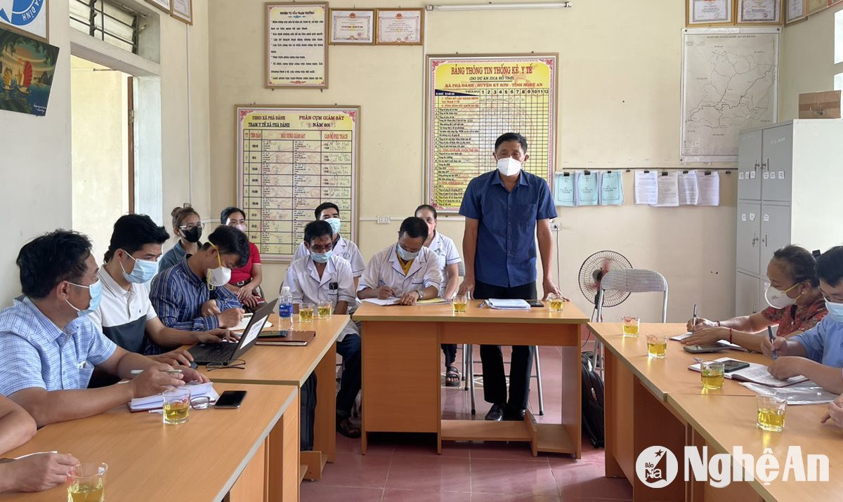 Đoàn công tác của Trung tâm Kiểm soát bệnh tật tỉnh Nghệ An làm việc cùng Ban Chỉ đạo phòng, chống dịch xã Phà Đánh. Ảnh: Khánh Thảo