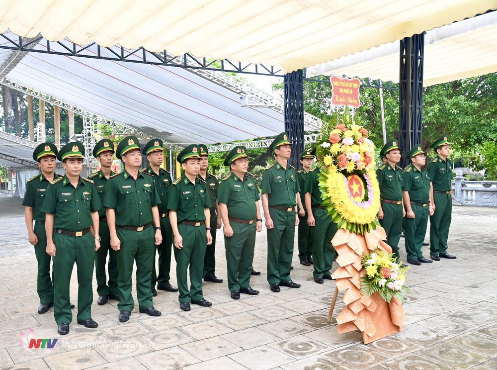 Đoàn công tác Bộ Chỉ huy BĐBP tỉnh Nghệ An dâng hoa, dâng hương tưởng niệm các Anh hùng liệt sỹ tại Nghĩa trang Quốc tế Việt - Lào (huyện Anh Sơn).