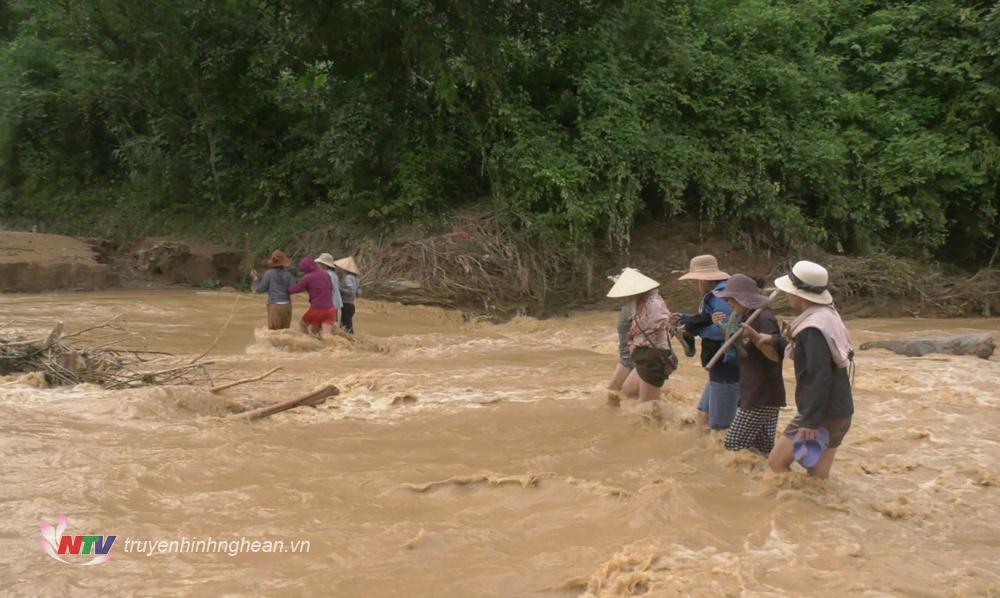 Việc người dân vượt qua các dòng lũ tại các điểm cầu tràn rất nguy hiểm, tiềm ẩn nhiều rủi ro.