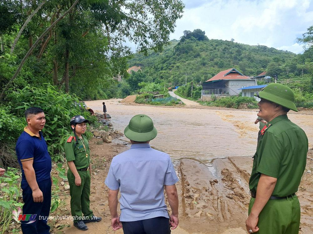 Huyện Kỳ Sơn bố trí và phân công các lực lượng túc trực, chốt chặn hỗ trợ người dân qua cầu tràn khi nước lũ về.