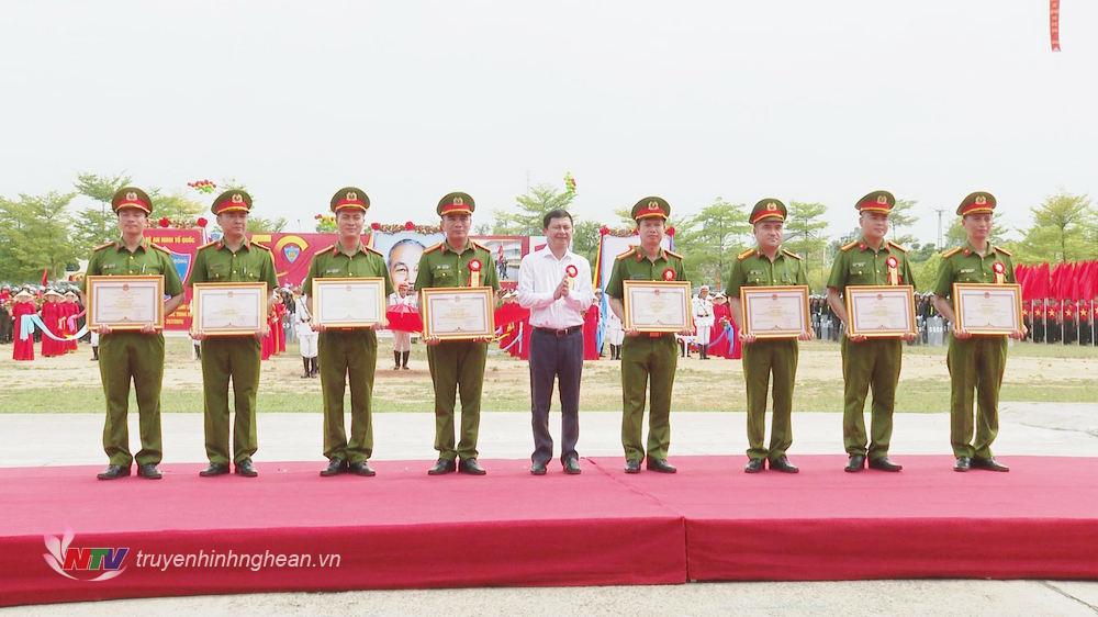 Các cá nhân, tập thể đón nhận Bằng khen, Giấy khen.