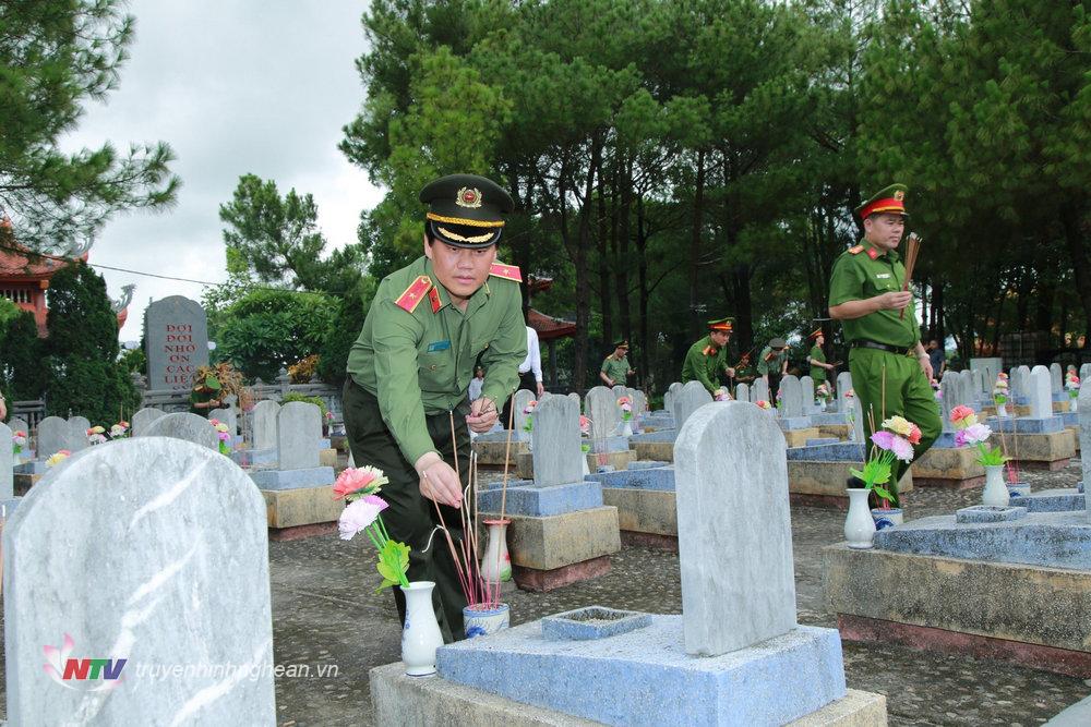 Thiếu tướng Bùi Quang Thanh, Ủy viên Ban Thường vụ Tỉnh ủy, Giám đốc Công an tỉnh và Đoàn đại biểu thắp nén hương thơm tại phần mộ các Anh hùng liệt sĩ Nghĩa trang Liệt sĩ Quốc gia Đường 9