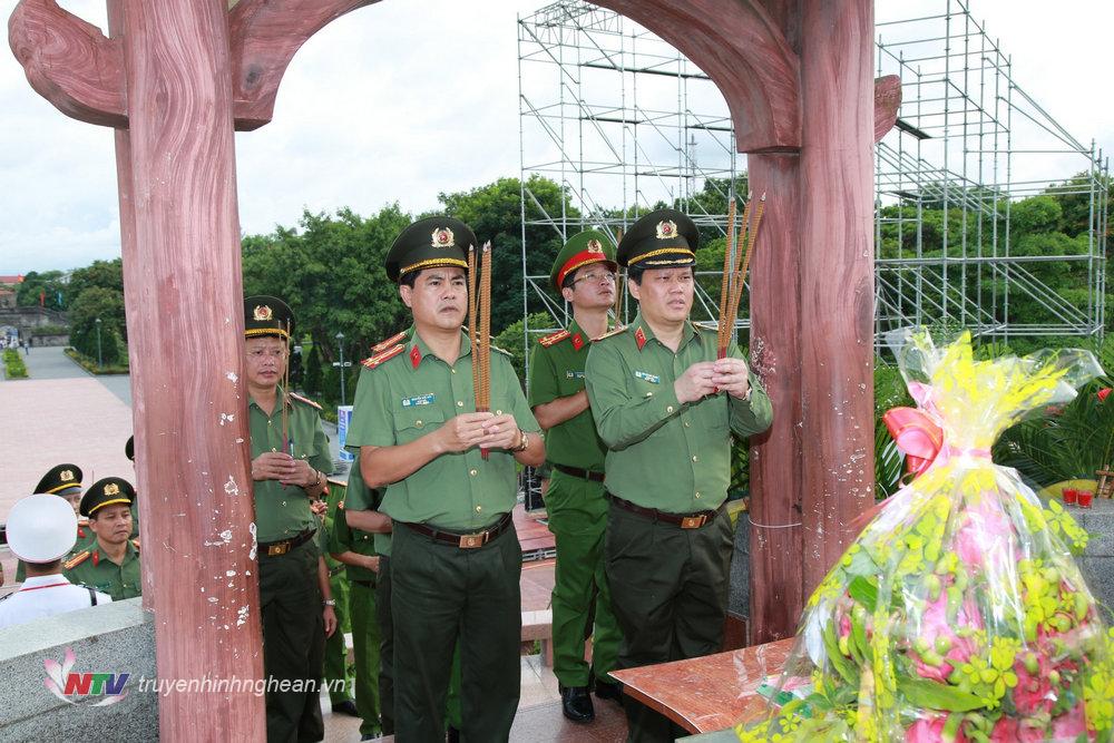 Thiếu tướng Bùi Quang Thanh, Ủy viên Ban Thường vụ Tỉnh ủy, Giám đốc Công an tỉnh cùng đồng chí Đại tá Nguyễn Đức Hải, Giám đốc Công an tỉnh Quảng trị và Đoàn đại biểu dâng nén hương thơm tưởng nhớ, tri ân các Anh hùng liệt sĩ đã anh dũng hi sinh vì nền độc lập của Tổ quốc và hạnh phúc của Nhân dân tại Khu di tích lịch sử Quốc gia đặc biệt Thành cổ Quảng Trị