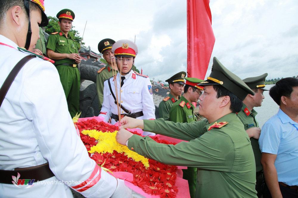 Thiếu tướng Bùi Quang Thanh, Ủy viên Ban Thường vụ Tỉnh ủy, Giám đốc Công an tỉnh và Đoàn đại biểu dâng hương, dâng hoa và thả hoa đăng tưởng nhớ các Anh hùng liệt sĩ bên bờ sông Thạch Hãn