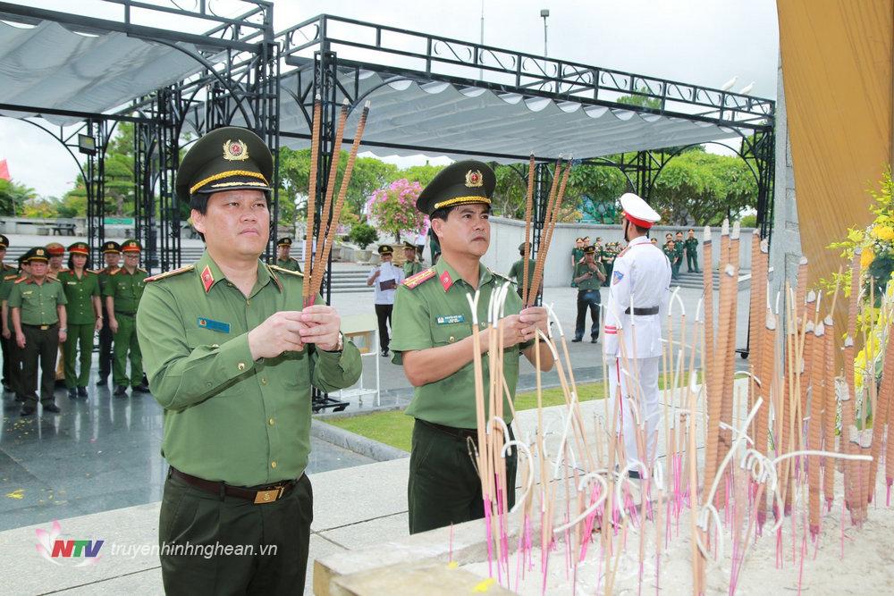 hiếu tướng Bùi Quang Thanh, Ủy viên Ban Thường vụ Tỉnh ủy, Giám đốc Công an tỉnh và đồng chí Đại tá Nguyễn Đức Hải, Giám đốc Công an tỉnh Quảng Trị dâng hương tại Nghĩa trang Liệt sĩ Quốc gia Đường 9