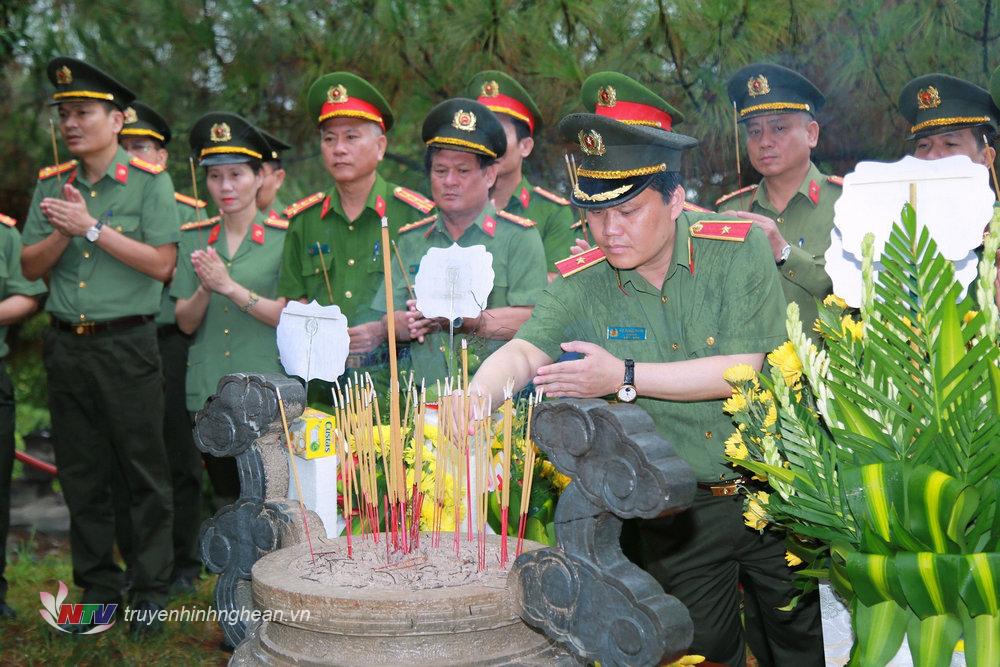 Đồng chí Thiếu tướng Bùi Quang Thanh, Ủy viên Ban Thường vụ Tỉnh uỷ, Giám đốc Công an tỉnh Nghệ An dâng hương viếng Lăng mộ Đại tướng Võ Nguyên Giáp