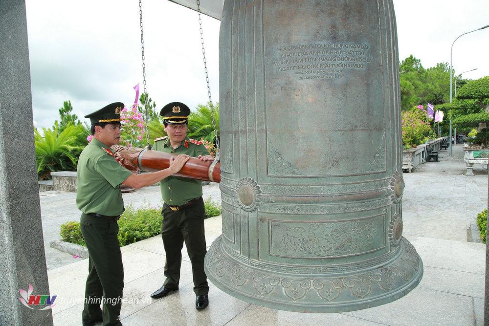 Thiếu tướng Bùi Quang Thanh, Ủy viên Ban Thường vụ Tỉnh ủy, Giám đốc Công an tỉnh và đồng chí Đại tá Nguyễn Đức Hải, Giám đốc Công an tỉnh Quảng Trị thỉnh chuông cầu nguyện cho các Anh hùng liệt sỹ tại Nghĩa trang Liệt sỹ Quốc gia Đường 9