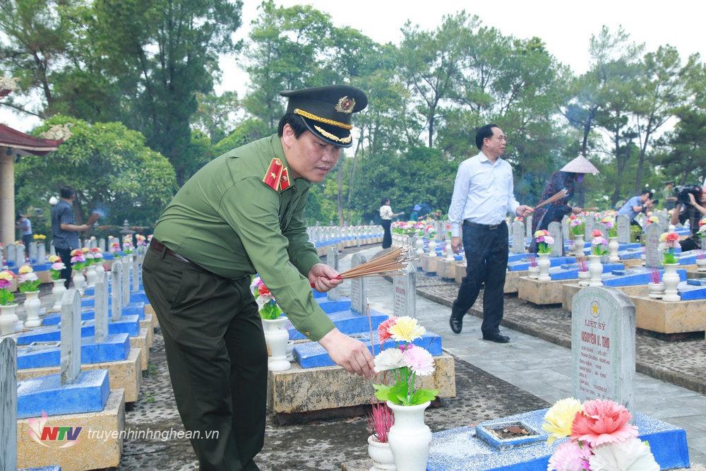 Thiếu tướng Bùi Quang Thanh, Ủy viên Ban Thường vụ Tỉnh ủy, Giám đốc Công an tỉnh thắp nén hương thơm tại phần mộ các Anh hùng liệt sĩ Nghĩa trang Liệt sĩ Quốc gia Trường Sơn