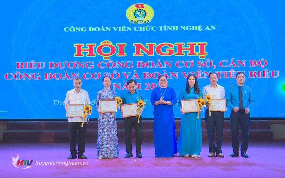 Khen thưởng các đơn vị có nhiều thành tích trong “Tháng Công nhân” năm 2024. 