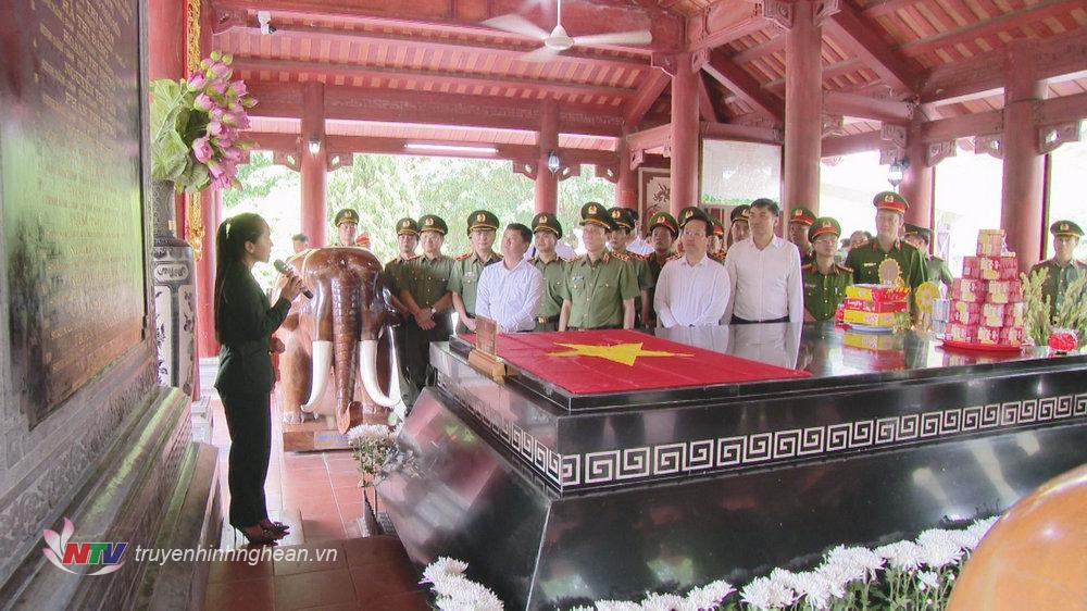 Đoàn đại biểu Bộ Công an và các đồng chí lãnh đạo tỉnh Nghệ An nghe thuyết minh về 13 chiến sĩ TNXP hy sinh tại Truông Bồn ngày 31/10/1968.