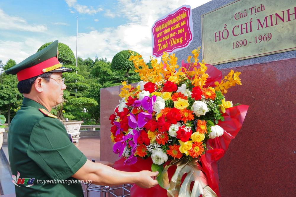 Đại tá Phan Đại Nghĩa, Ủy viên Ban Thường vụ Tỉnh ủy - Chỉ huy trưởng Bộ Chỉ huy Quân sự tỉnh dâng hoa lên anh linh Chủ tịch Hồ Chí Minh. 