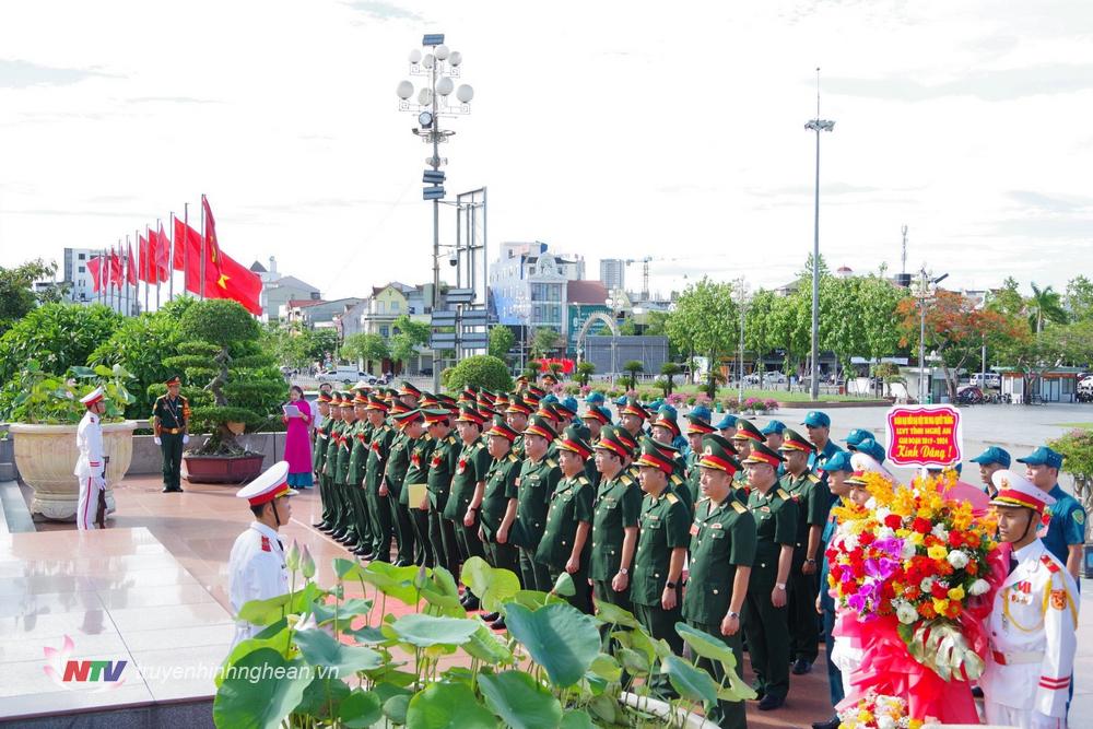 Đoàn đại biểu tham dự Đại hội Thi đua Quyết thắng Lực lượng vũ trang tỉnh Nghệ An giai đoạn 2019 - 2024 dâng hoa, dâng hương tại Quảng trường Hồ Chí Minh.