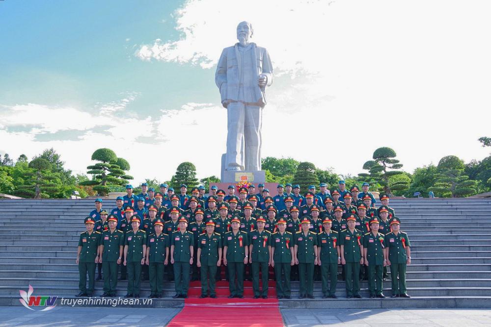 Đoàn đại biểu tham dự Đại hội Thi đua Quyết thắng Lực lượng vũ trang tỉnh Nghệ An giai đoạn 2019 - 2024 chụp ảnh lưu niệm tại Quảng trường Hồ Chí Minh, TP Vinh. 