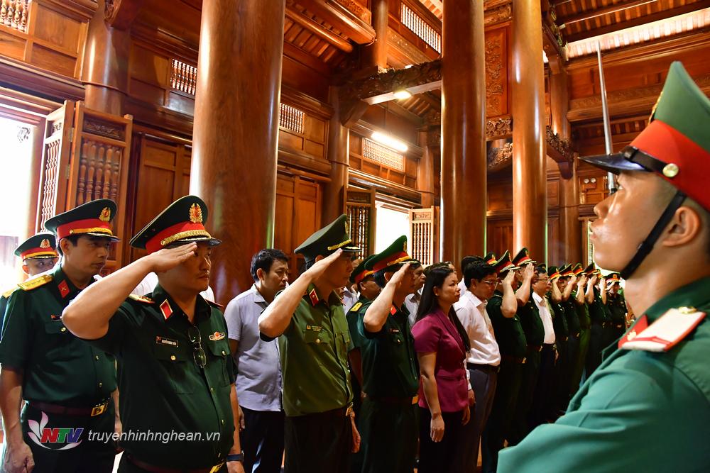 Đoàn đại biểu thành kính tưởng niệm Chủ tịch Hồ Chí Minh.