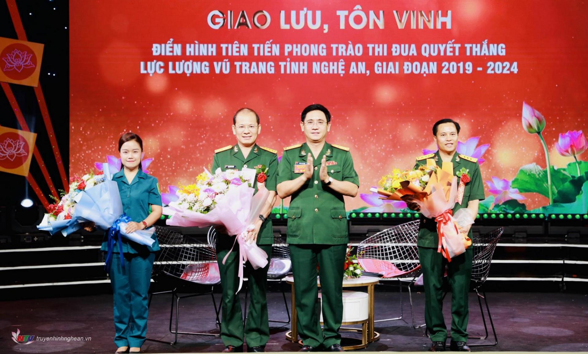 Đại tá Phan Đại Nghĩa, Ủy viên BTV Tỉnh ủy, Chỉ huy trưởng Bộ CHQS tỉnh tặng hoa cảm ơn các khách mời tham gia giao lưu tại chương trình.