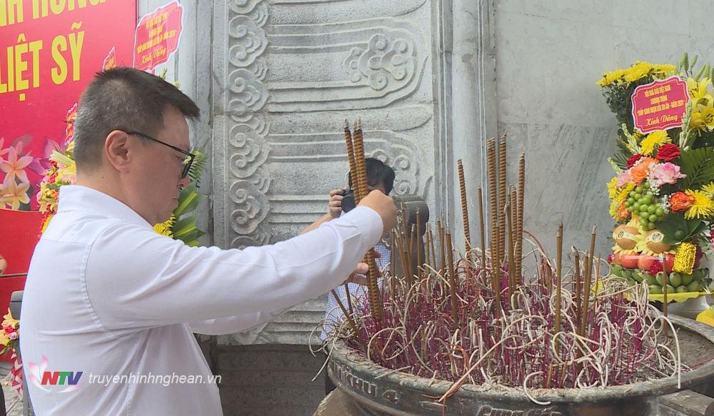 Chủ tịch Hội Nhà báo Việt Nam Lê Quốc Minh dâng hương lên anh linh các anh hùng liệt sĩ.