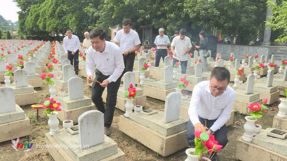 Chủ tịch Hội Nhà báo Việt Nam Lê Quốc Minh cùng các đại biểu, lãnh đạo huyện Anh Sơn thắp hương phần mộ liệt sĩ. 