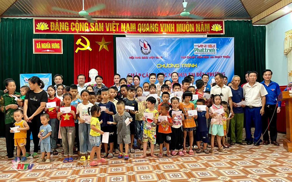 Trao quà cho các học sinh nghèo, cận nghèo, học sinh khuyết tật, mồ côi, có hoàn cảnh khó khăn vượt khó trên địa bàn huyện Nghĩa Đàn.