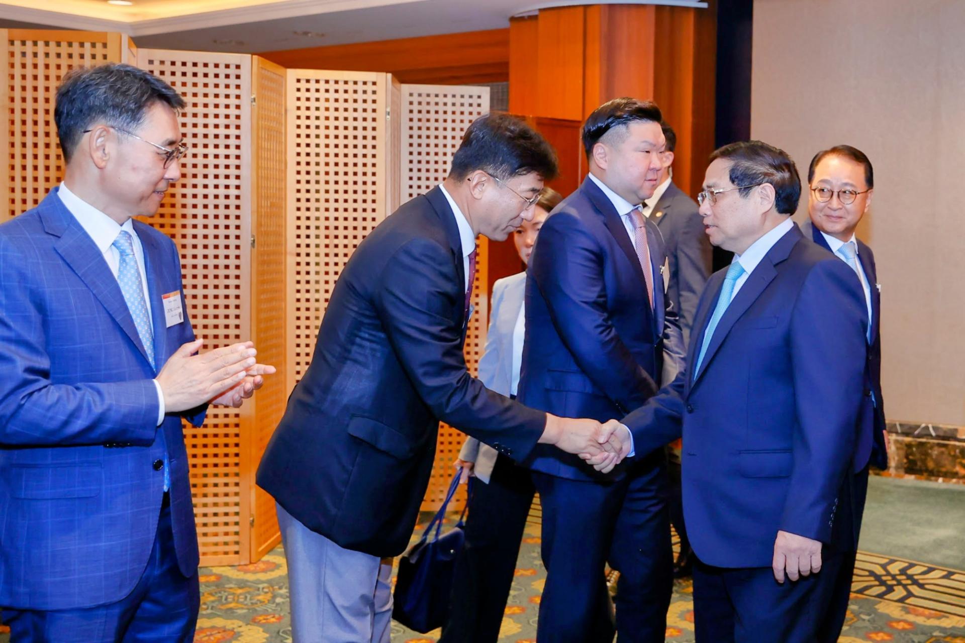 Lãnh đạo các tập đoàn, doanh nghiệp lớn chào đón Thủ tướng Phạm Minh Chính dự Tọa đàm bàn tròn.