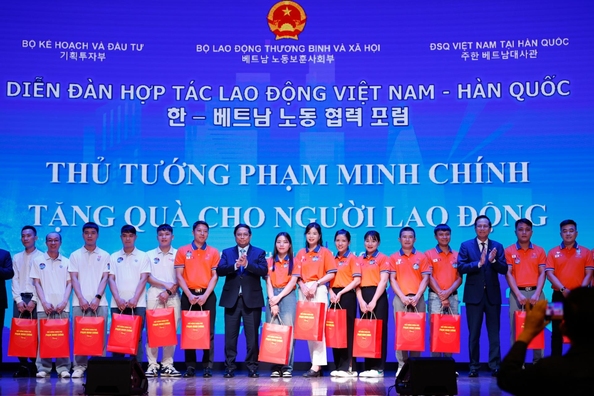 Thủ tướng Phạm Minh Chính tặng quà người lao động Việt Nam tại Hàn Quốc