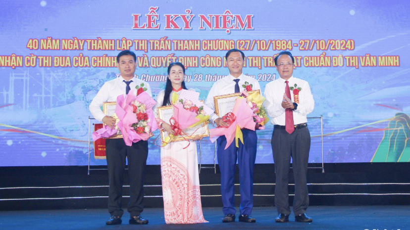 Đồng chí Nguyễn Nam Đình - Ủy viên Ban Thường vụ Tỉnh ủy, Phó Chủ tịch Thường trực HĐND tỉnh trao Bằng khen của UBND tỉnh cho 3 cá nhân.