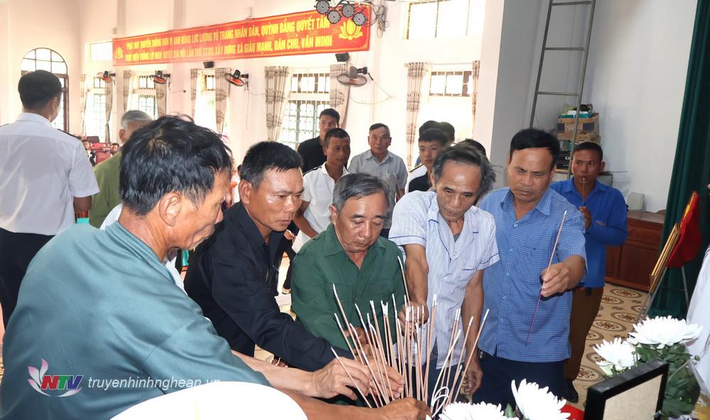 Lãnh đạo Đảng ủy, UBND và các ngành, đoàn thể xã Quỳnh Bảng trao quà cho gia đình liệt sĩ Đoàn Anh Tuấn.