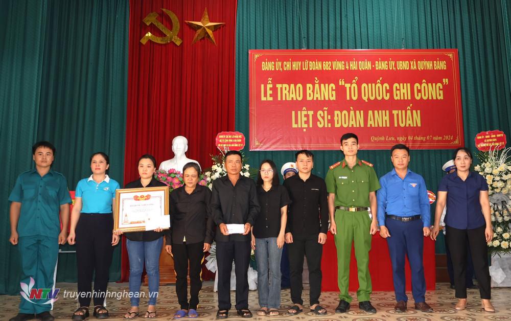 Lãnh đạo Đảng ủy, UBND và các ngành, đoàn thể xã Quỳnh Bảng trao quà cho gia đình liệt sĩ Đoàn Anh Tuấn.