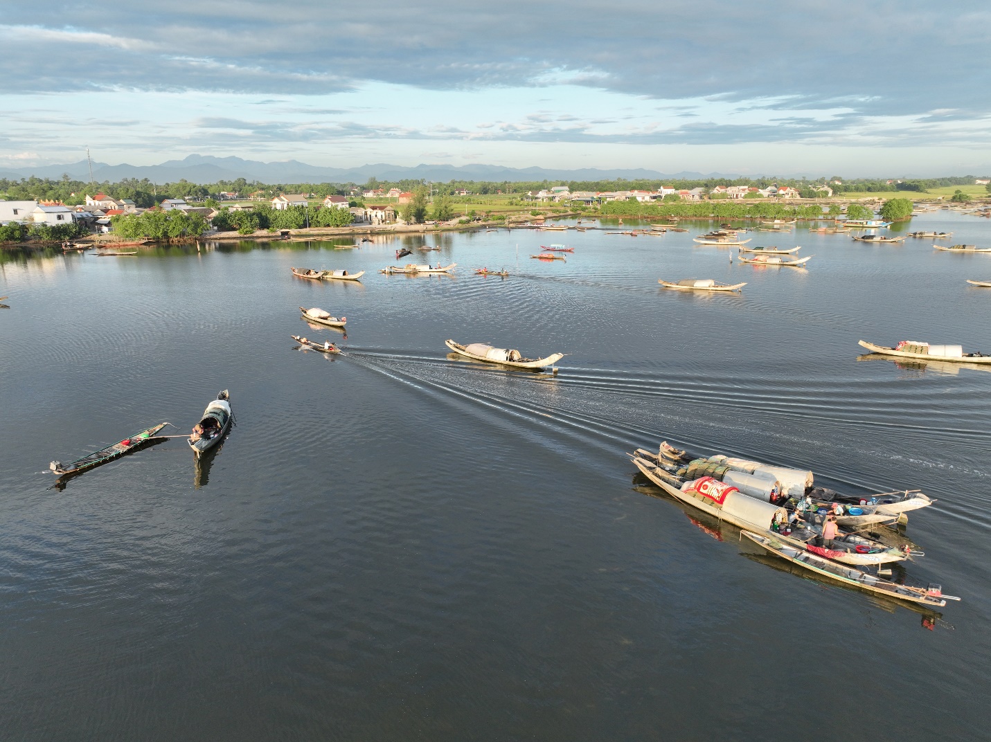 Vẻ đẹp yên bình bên phá Tam Giang.