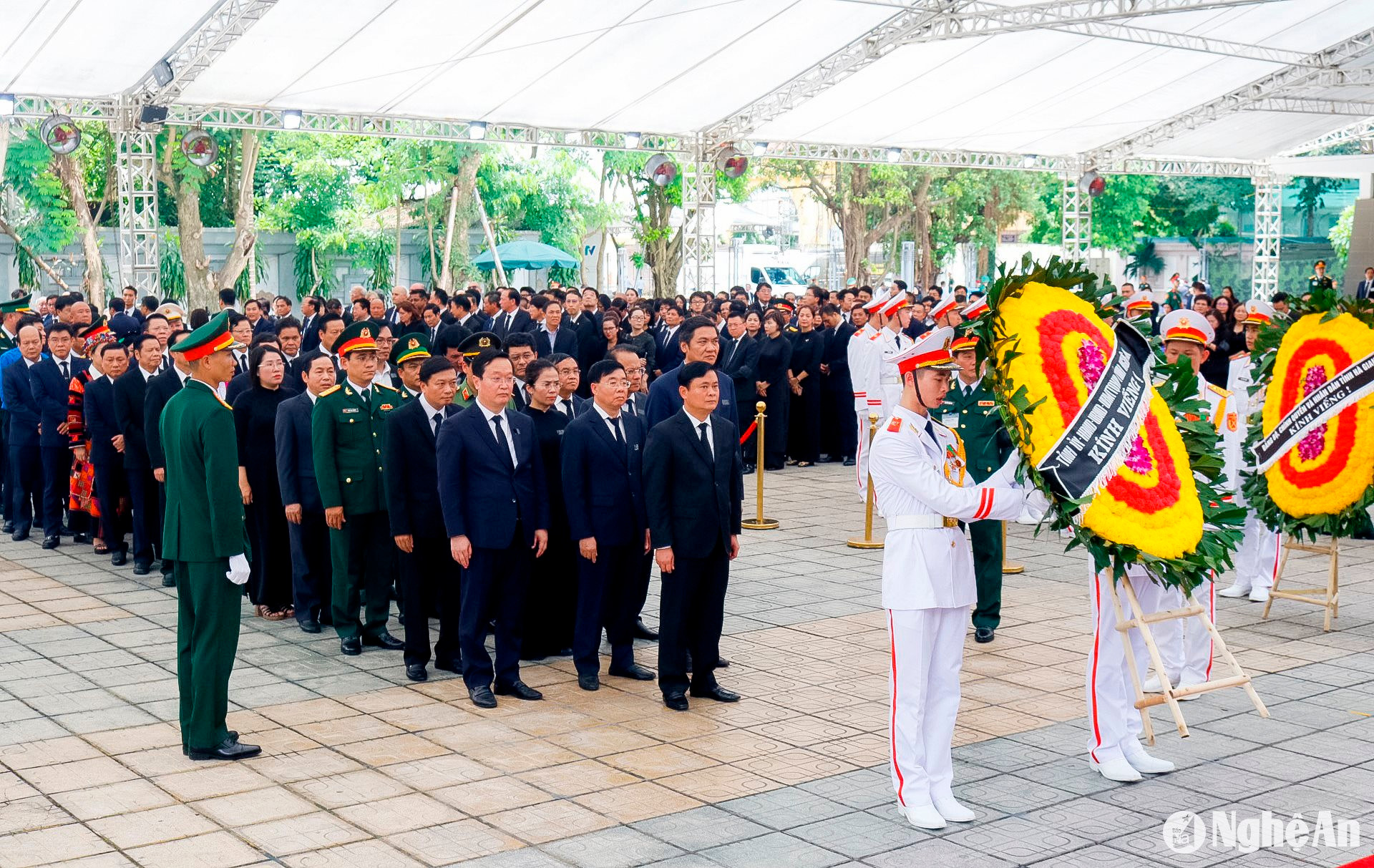 Đoàn đại biểu Tỉnh ủy, HĐND, UBND, Ủy ban MTTQ Việt Nam tỉnh Nghệ An do đồng chí Thái Thanh Quý - Ủy viên Ban Chấp hành Trung ương Đảng, Bí thư Tỉnh ủy, Chủ tịch HĐND tỉnh, Trưởng đoàn ĐBQH tỉnh chuẩn bị vào viếng Tổng Bí thư Nguyễn Phú Trọng. Ảnh: Phạm Cường