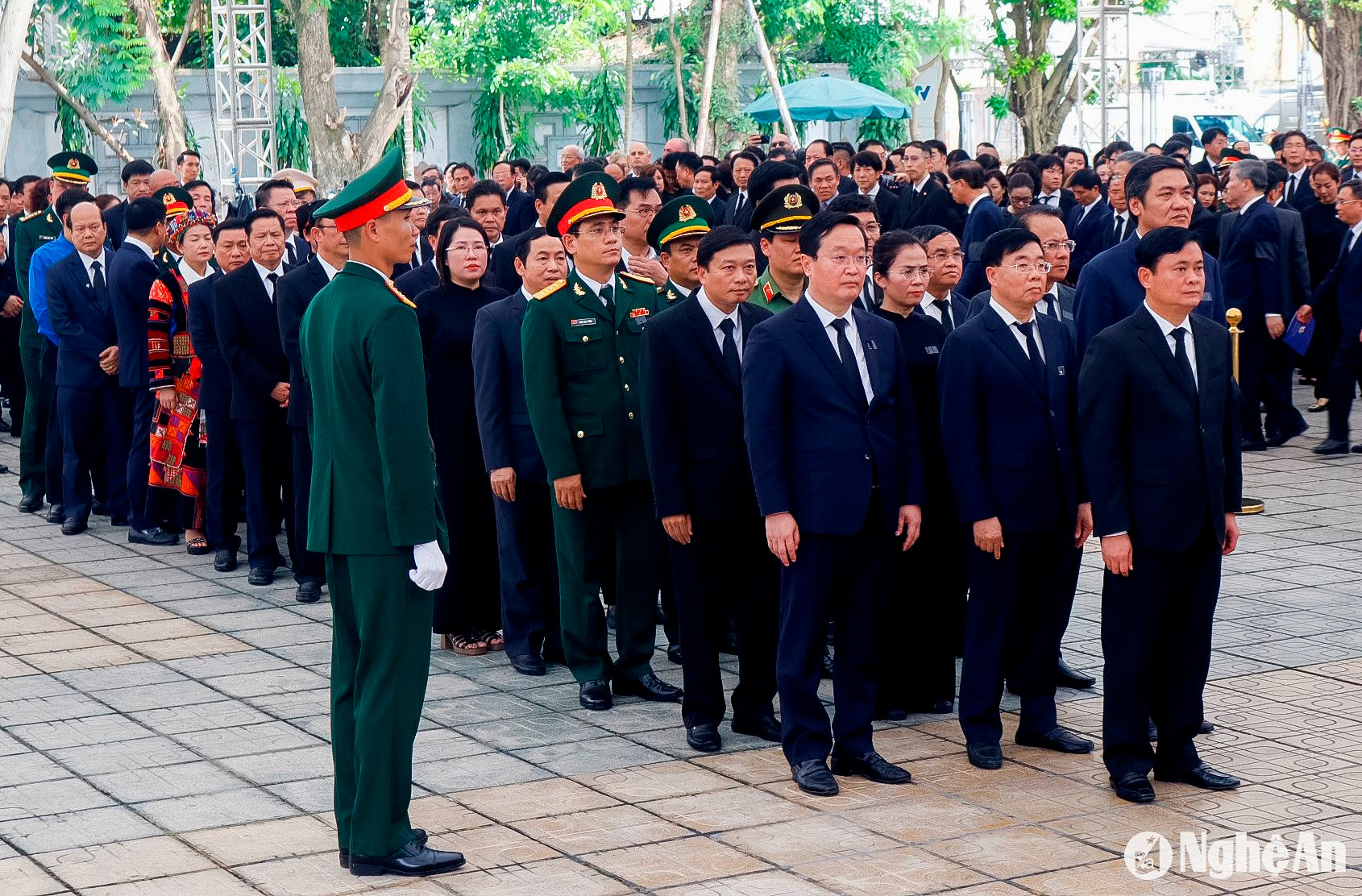 Đoàn đại biểu Tỉnh ủy, HĐND, UBND, Ủy ban MTTQ Việt Nam tỉnh Nghệ An chuẩn bị vào viếng Tổng Bí thư Nguyễn Phú Trọng. Ảnh: Phạm Cường