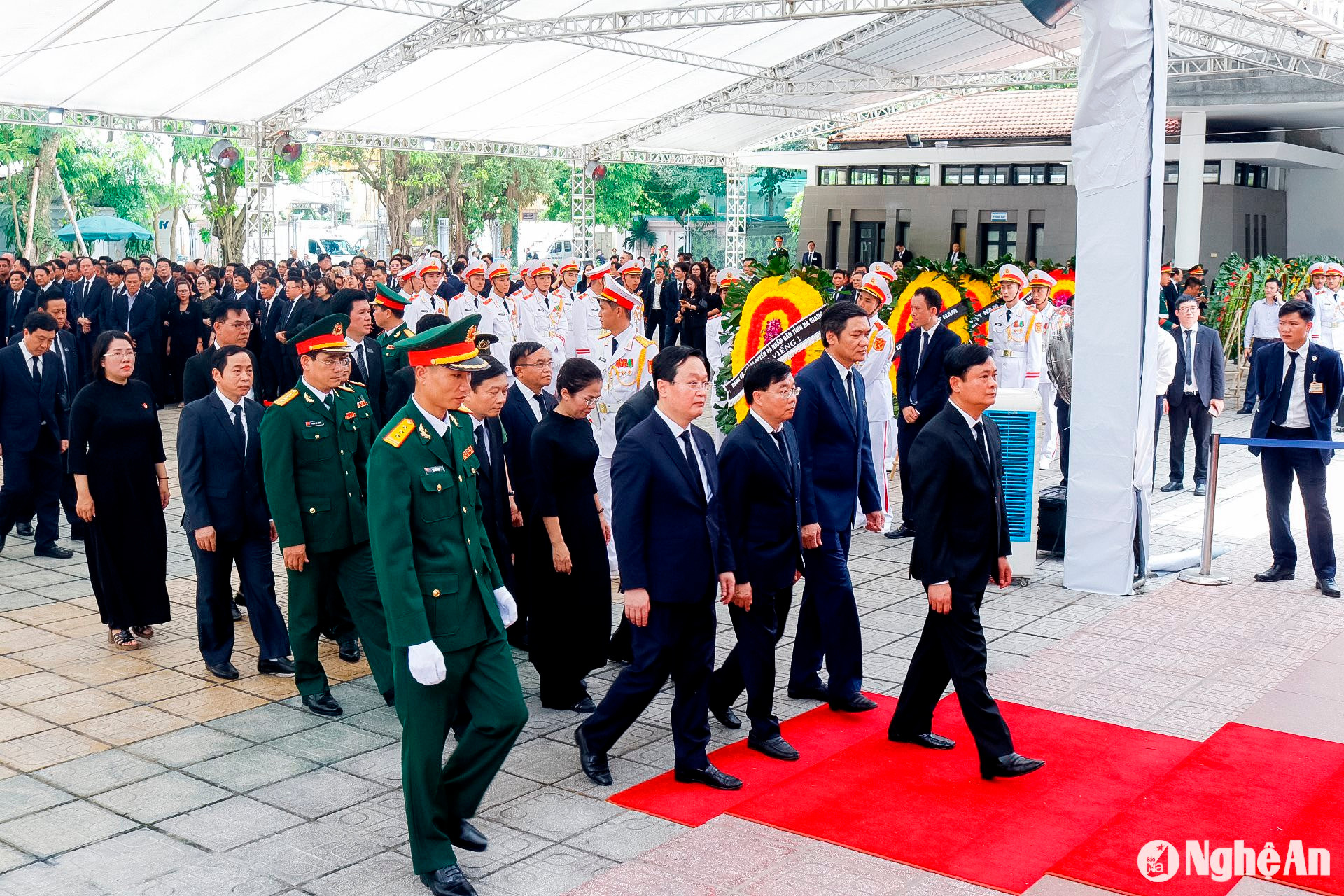 Đoàn đại biểu Tỉnh ủy, HĐND, UBND, Ủy ban MTTQ Việt Nam tỉnh Nghệ An vào viếng Tổng Bí thư Nguyễn Phú Trọng. Ảnh: Phạm Cường