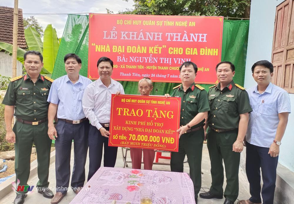 Trao hỗ trợ nhà Đại đoàn kết cho bà Nguyễn Thị Vinh ở xóm Giăng, xã Thanh Tiên, huyện Thanh Chương.