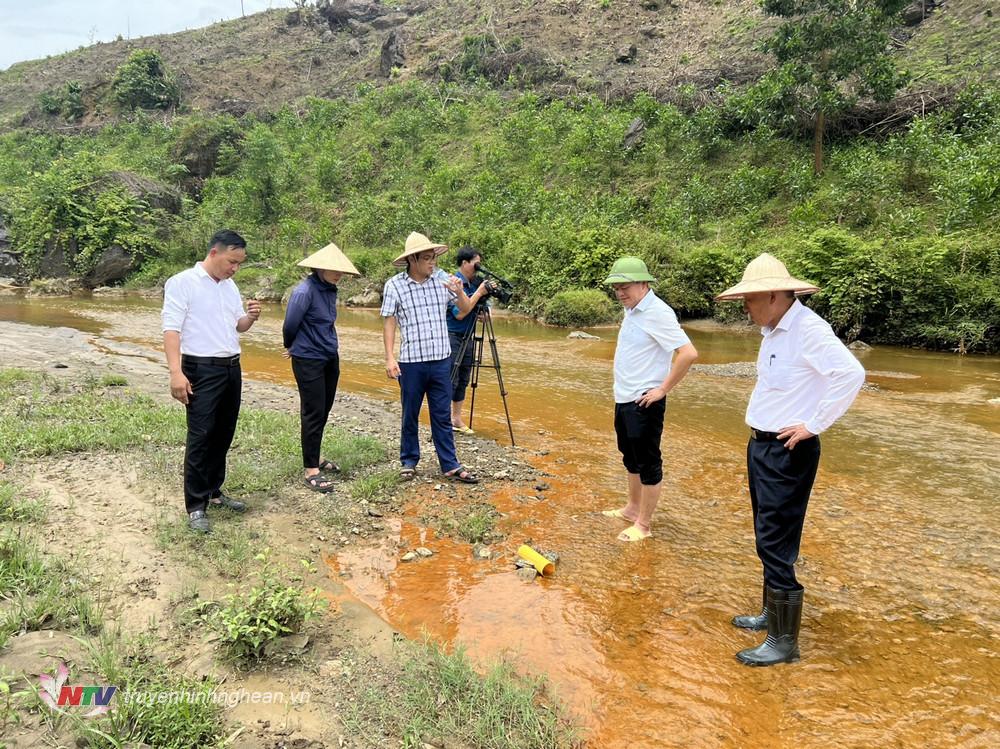 Đồng chí Quán Vy Giang, Phó Chủ tịch UBND huyện Quỳ Hợp trực tiếp kiểm tra, chỉ đạo công tác khắc phục và truy tìm nguyên nhân gây đục nước và cá chết bất thường.