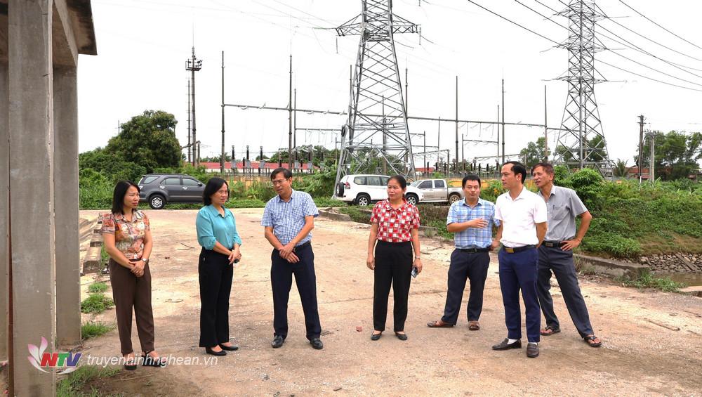 Đoàn kiểm tra thực tế tại cống 6 cửa đập Dâng sông Thái (thị trấn Cầu Giát) thuộc huyện Quỳnh Lưu.