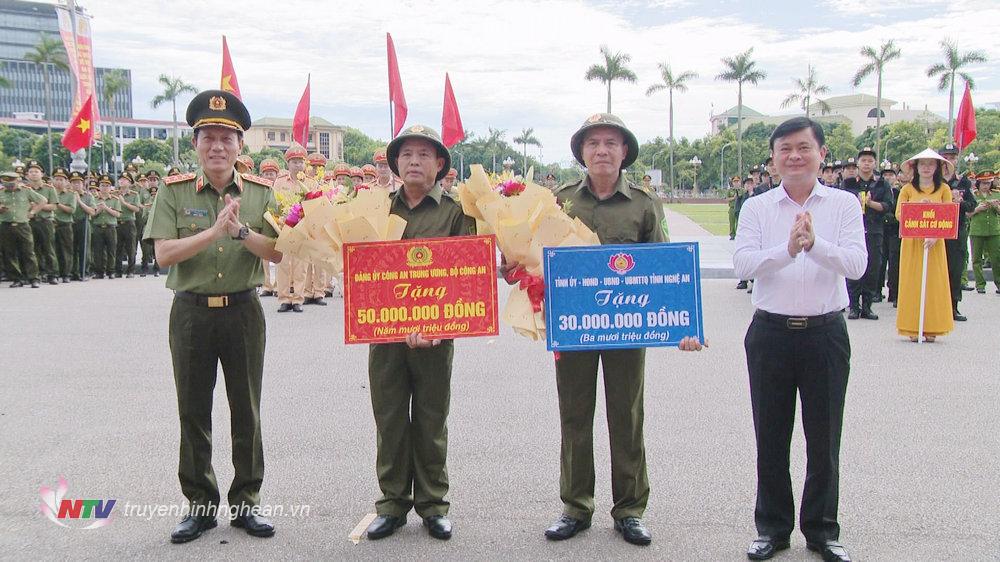 Bộ trưởng Bộ Công an Lương Tam Quang và Bí thư Tỉnh ủy Nghệ An Thái Thanh Quý trao quà cho lực lượng tham gia bảo vệ an ninh trật tự ở cơ sở