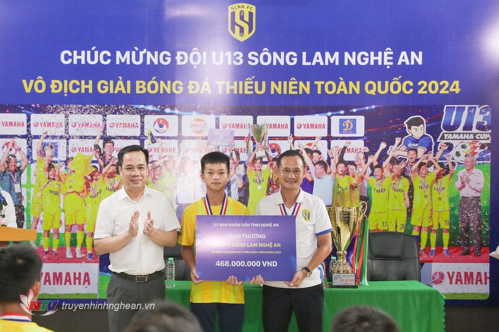 Trao thưởng của UBND tỉnh cho đội U13 SLNA.