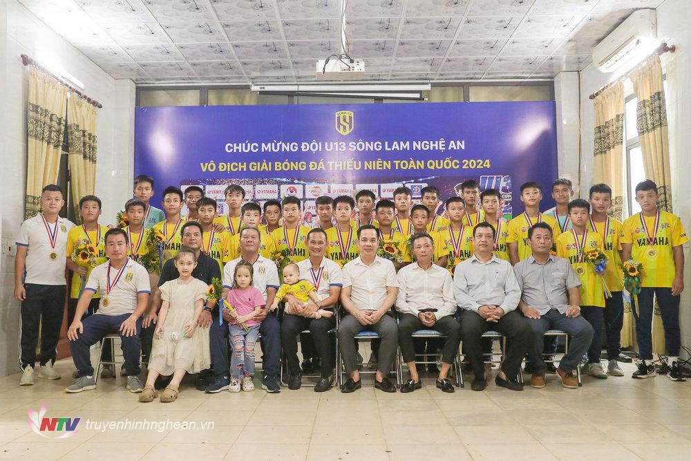 Lãnh đạo Sở Văn hóa - Thể thao, BHL và các cầu thủ U13 SLNA chụp ảnh lưu niệm.