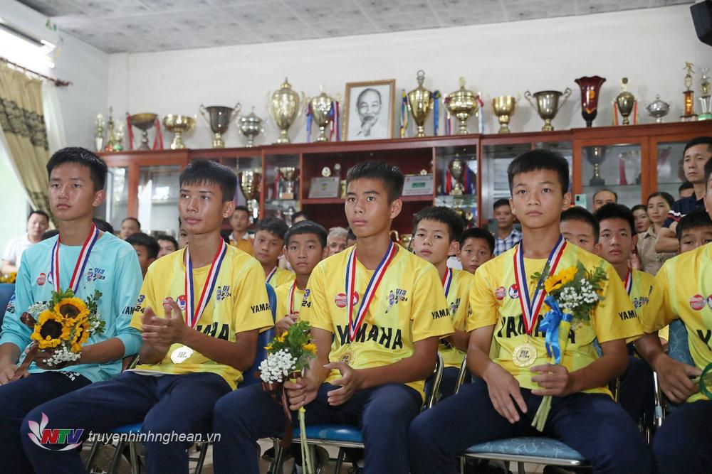 Các cầu thủ U13 SLNA tại buổi lễ.