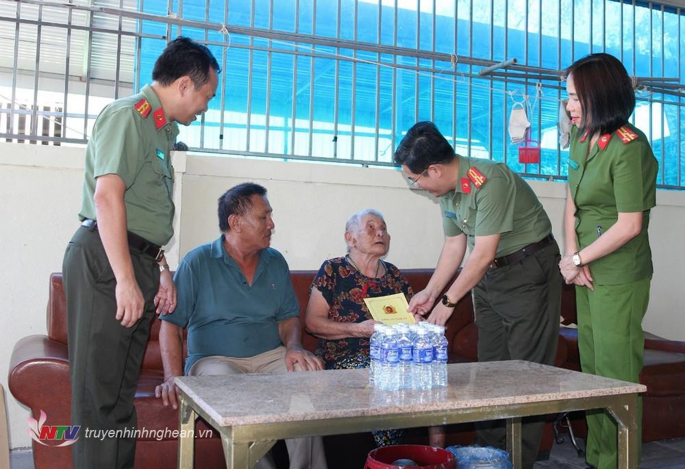 Đoàn công tác thăm hỏi, tặng quà Bà mẹ Việt Nam anh hùng Phạm Thị Thành tại thị xã Cửa Lò.