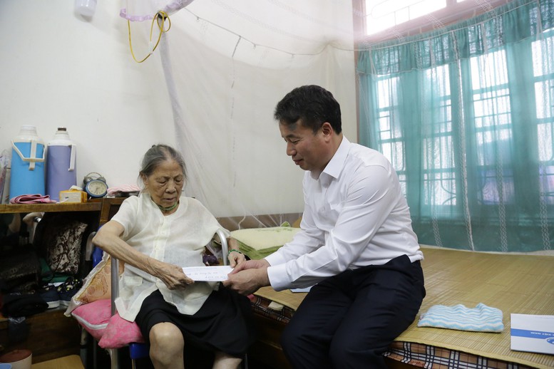 Tổng Giám đốc BHXH Việt Nam Nguyễn Thế Mạnh thăm hỏi và trao lương hưu, trợ cấp theo mức mới cho người thụ hưởng - Ảnh: VGP/T.C