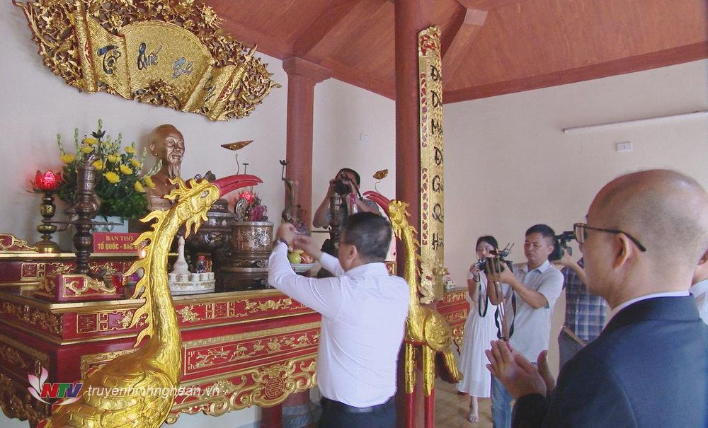 Đồng chí Lê Quốc Minh - Ủy viên Trung ương Đảng, Tổng Biên tập Báo Nhân Dân, Phó Trưởng ban Tuyên giáo Trung ương, Chủ tịch Hội Nhà báo Việt Nam dâng hương các anh hùng liệt sĩ, các thương binh, bệnh binh, người có công đã hy sinh và qua đời tại Trung tâm Điều dưỡng thương binh Nghệ An. 