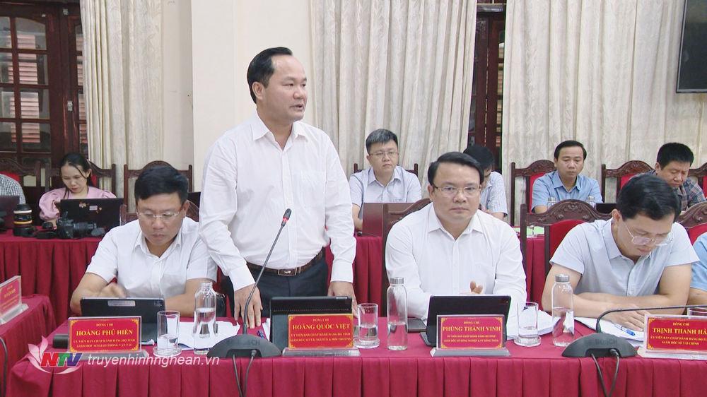 Đồng chí Hoàng Quốc Việt - Ủy viên Ban Chấp hành Đảng bộ tỉnh, Giám đốc Sở Tài nguyên và Môi trường phát biểu tại Hội nghị lần thứ 18, Ban Chấp hành Đảng bộ tỉnh khóa XIX.