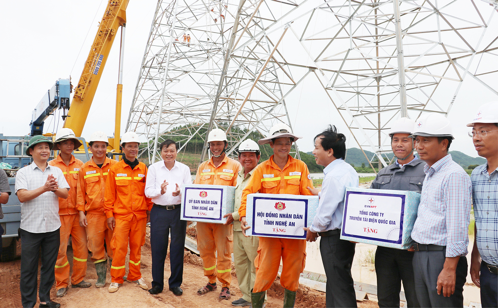 Các đồng chí lãnh đạo tỉnh tặng quà cán bộ, kỹ sư, công nhân đang thi công tại vị trí cột số 460, xã Ngọc Sơn, huyện Quỳnh Lưu