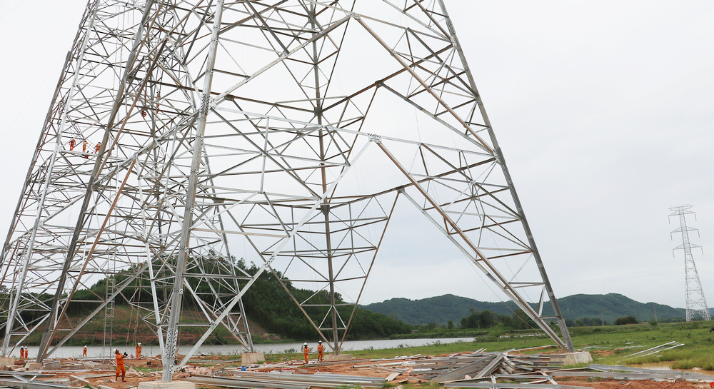 Công trường thi công dự án Đường dây 500kV mạch 3 trên địa bàn huyện Quỳnh Lưu, tỉnh Nghệ An